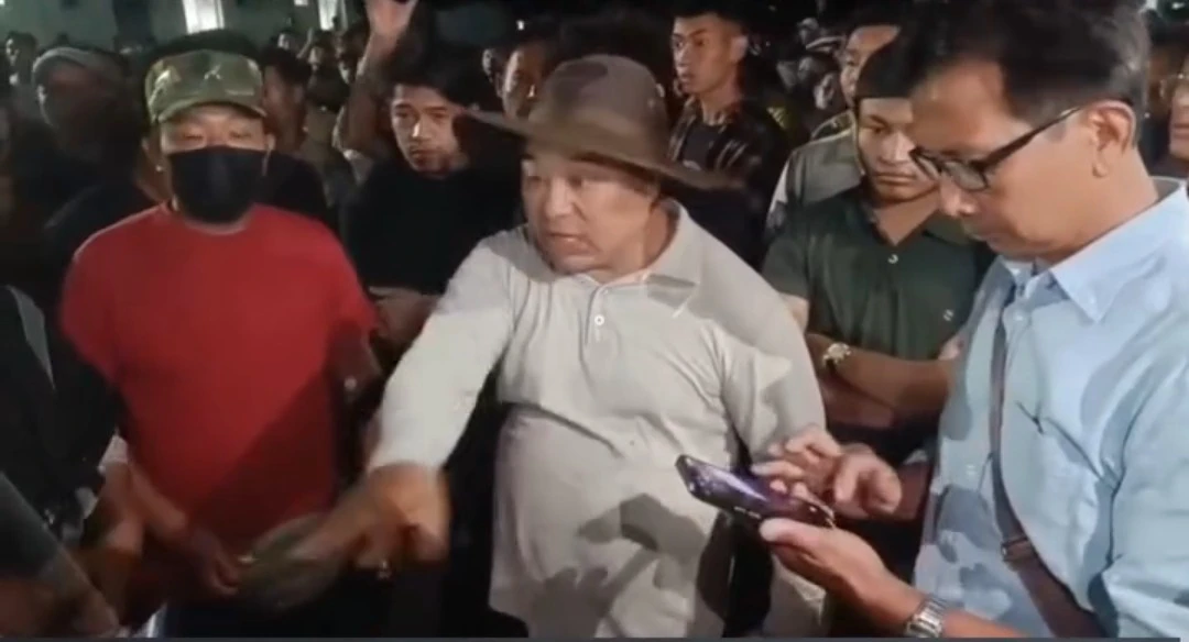 Angry Naga people at JNIMS Mortuary 