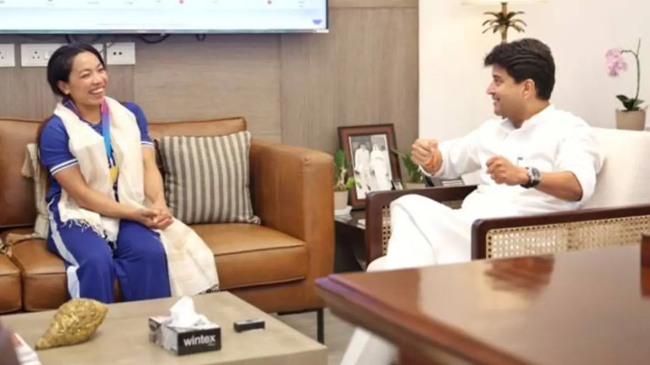 Scindia Meets Mirabai Chanu After CWG Gold